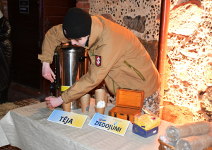 Jaunsargi piedāvāja siltu tēju