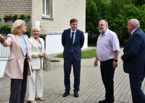 Izglītības un zinātnes ministre Ilze Indriksone reģionālajā vizītē apmeklē Ugāles vidusskolu