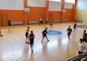 Spēlē basketbolu