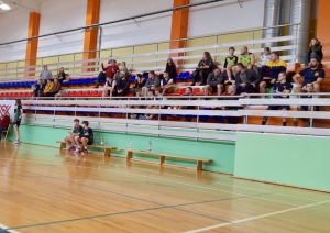 Spēlē basketbolu