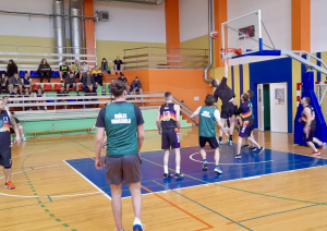 Spēlē basketbolu