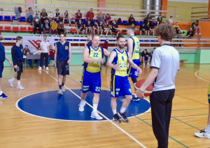 Spēlē basketbolu