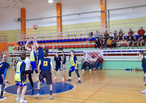 Spēlē basketbolu