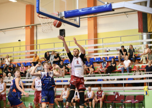 Spēlē basketbolu