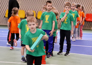 Mazie bērni sporto