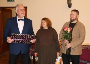 Ances kultūras namā “Paukers” kopā ar tuvākiem un tālākiem viesiem nosvinēja savu 30. jubileju, svētkus apvienojot ar tradicionālo amatnieku spietu