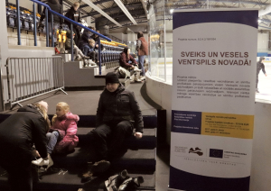 Skolēni velk slidas