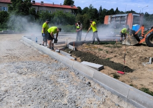 Zlēkās turpinās publiskās ārtelpas pārbūves un teritorijas labiekārtošanas darbi 