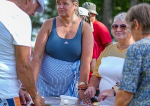 Seniori piedalās sportiskās aktivitātēs