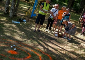 Seniori piedalās sportiskās aktivitātēs