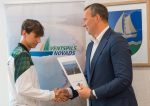 Domes priekšsēdētājs sveic sportistus