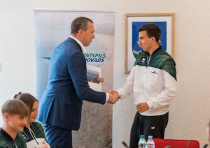 Domes priekšsēdētājs sveic sportistus