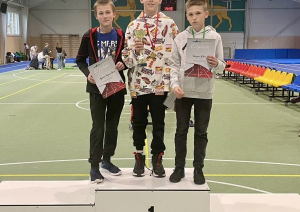 Sportisti ar diplomiem un medaļām