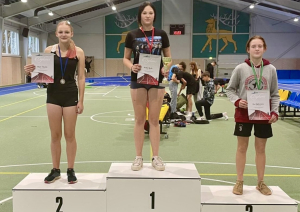Sportisti ar diplomiem un medaļām