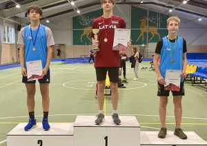Sportisti ar diplomiem un medaļām