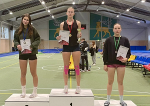 Sportisti ar diplomiem un medaļām