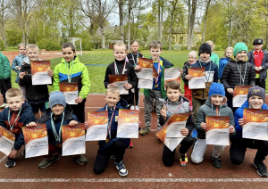 Sportisti ar medaļām un diplomiem