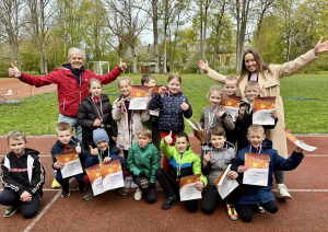 Sportisti ar medaļām un diplomiem