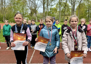 Sportisti ar medaļām un diplomiem