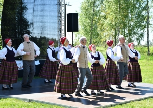 Pavasara gadatirgū uzstājās deju kolektīvi