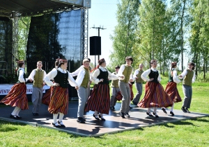 Pavasara gadatirgū uzstājās deju kolektīvi