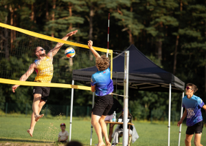 Vīriešu volejbola čempionāts rit pilnā sparā