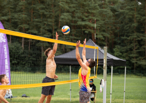 Vīriešu volejbola čempionāts rit pilnā sparā
