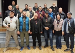 Zoles spēlētāji laimīgi par iegūtām balvām