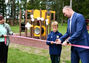 Ventavā uzlabota Zūru pamatskolas rotaļlaukuma infrastruktūra