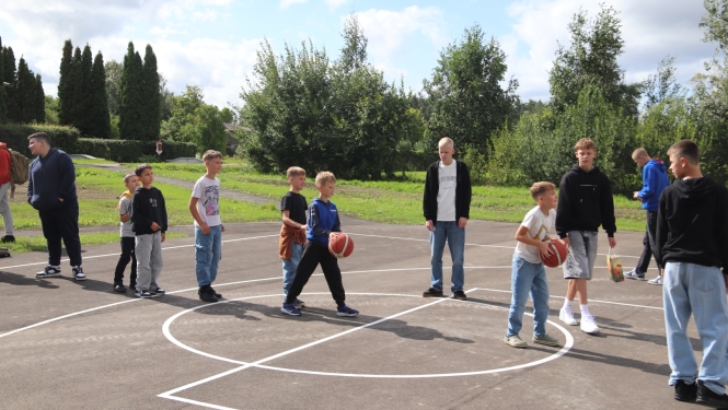 Tārgalē pabeigta 3x3 basketbola laukuma izbūve un teritorijas labiekārtošana