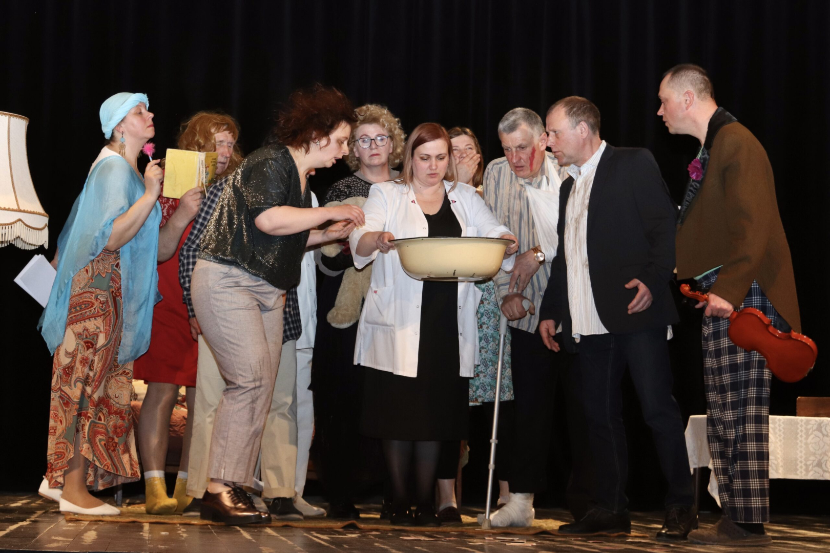 Teātra kolektīvs izrādē