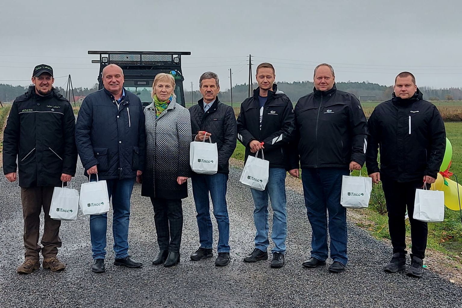 Projektā iesaistīto kopbilde uz ceļa
