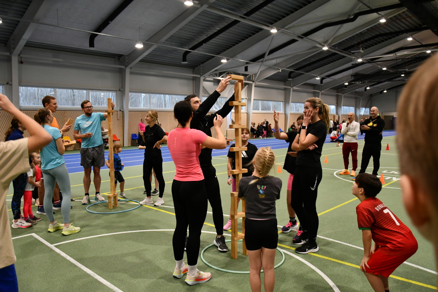 Ģimenes veido torni no stabiņiem