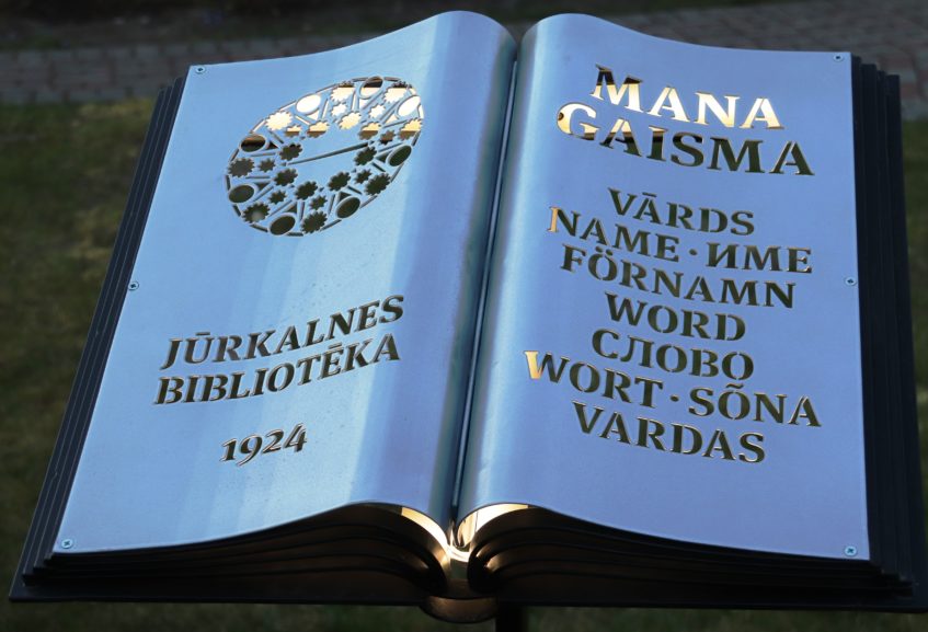 Jūrkalnē pie bibliotēkas uzstādīts vides objekts