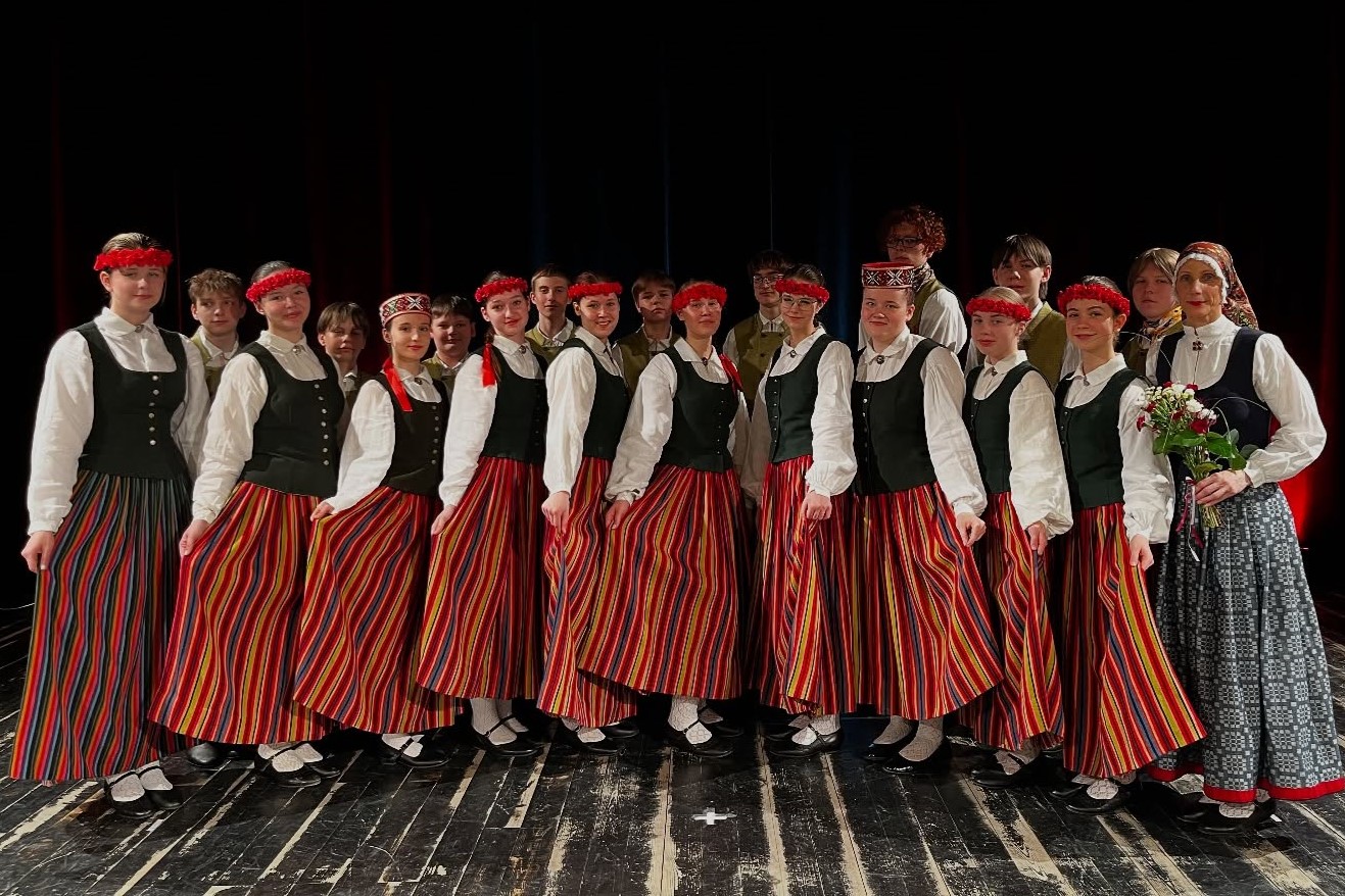 Jauniešu deju kolektīvs "Sidrabiņš"