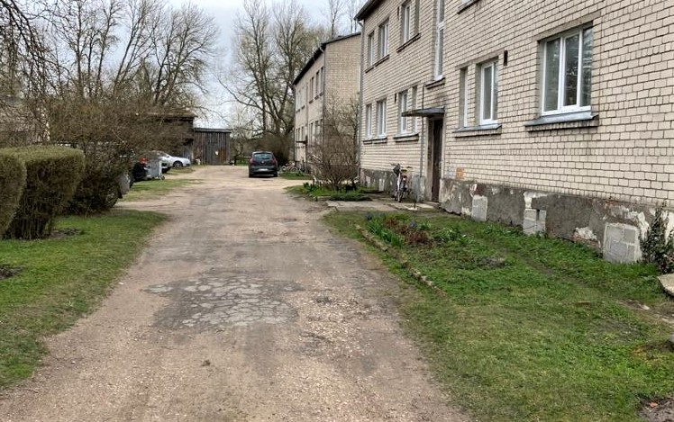 Daudzdzīvokļu māju teritorija Piltenē 