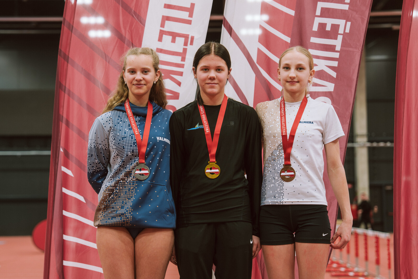 Jaunie sportisti uz pjedestāla 