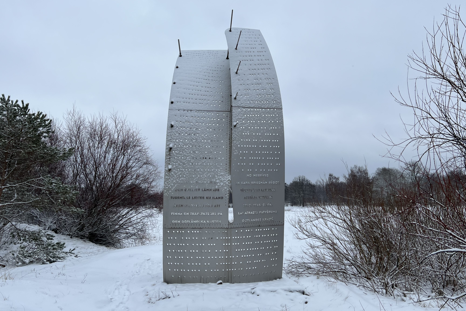 Piemiņas zīme “Cerību bura” ziemā