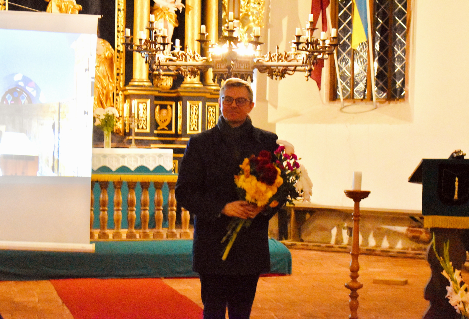 Ērģelnieks ar ziediem Ugāles baznīcā