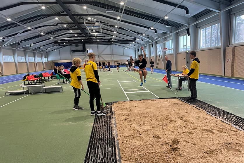 Sporta aktivitātes, lēkšana smiltīs