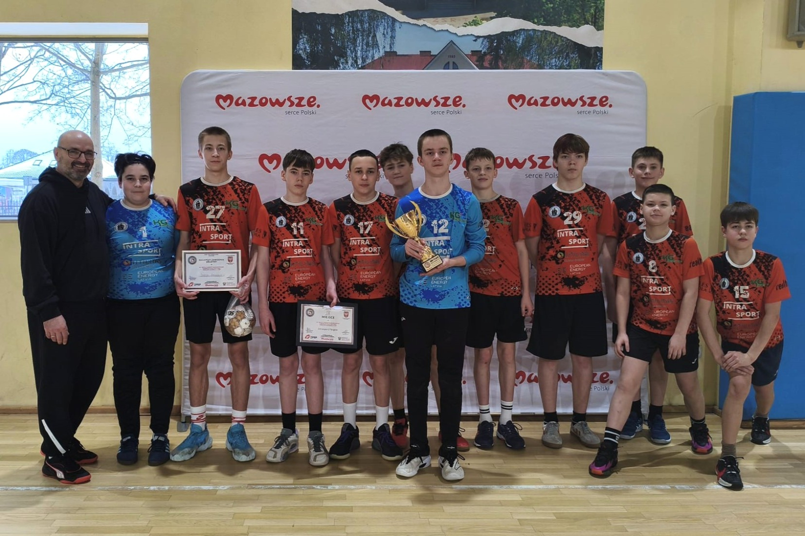 U15 handbolisti un treneris Pēteris