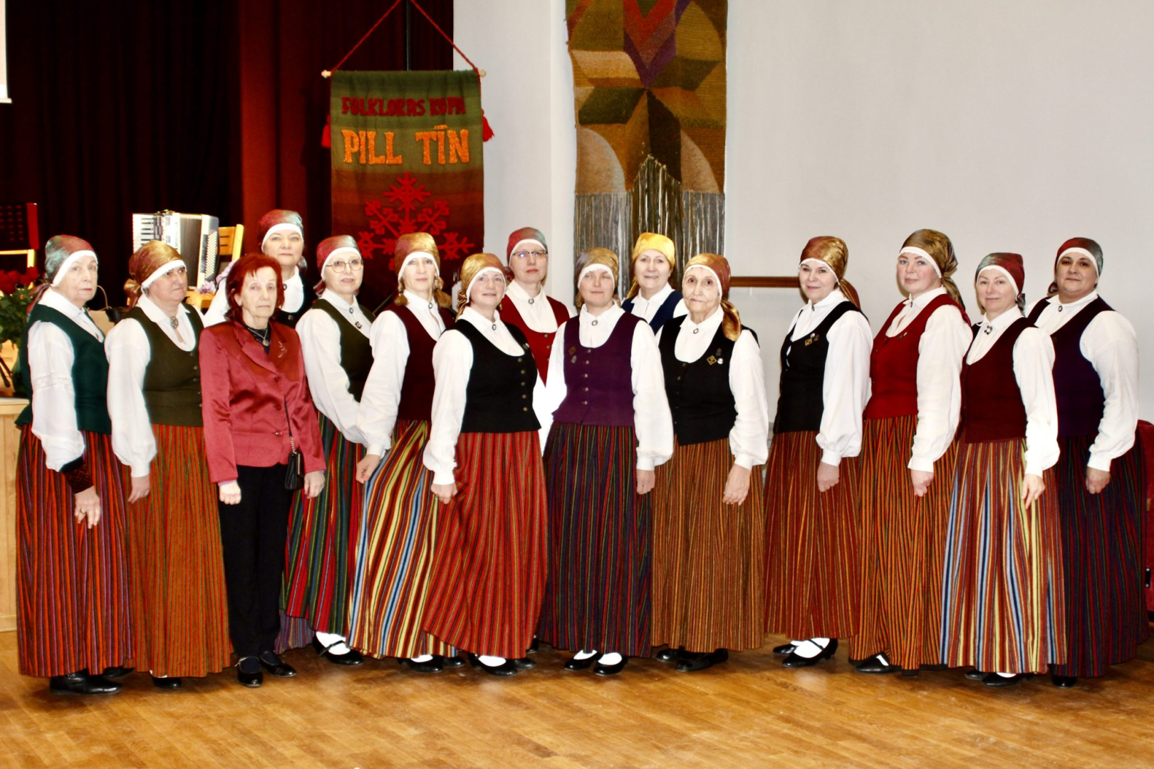 Folkloras kopa “Pill tīn”