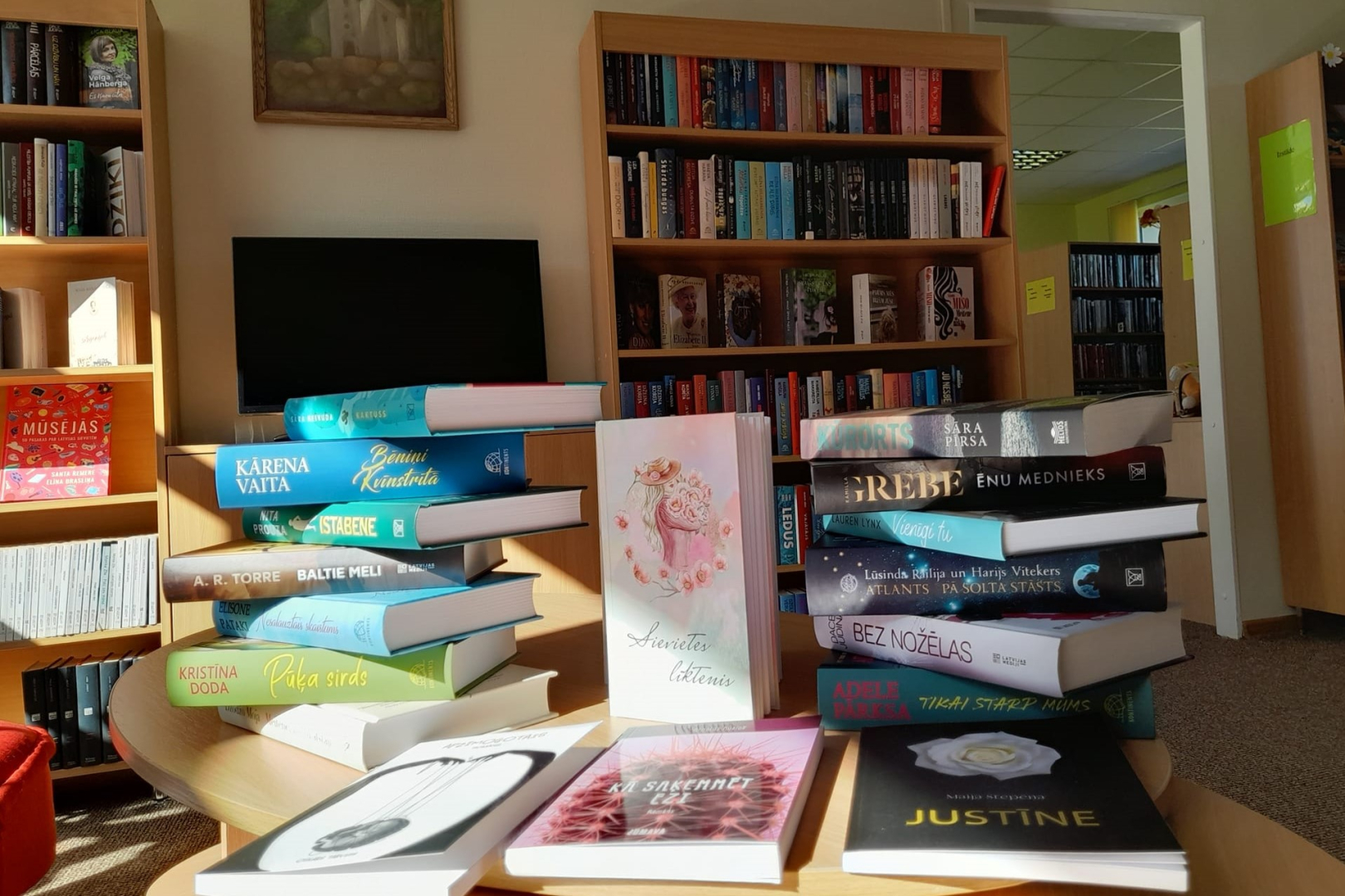 Grāmatu plaukti ar grāmatām