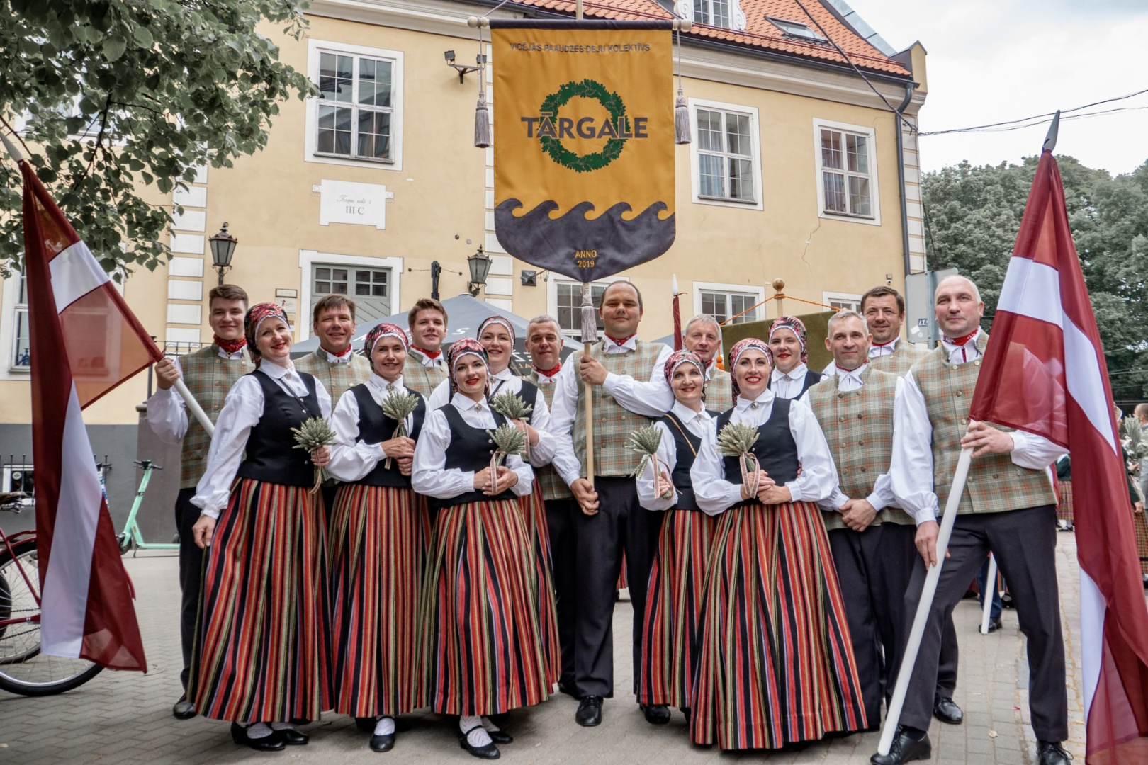 Vidējās paaudzes deju kolektīvs “Tārgale“