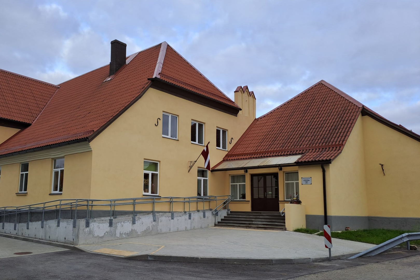 Ugāles tautas nama ēka