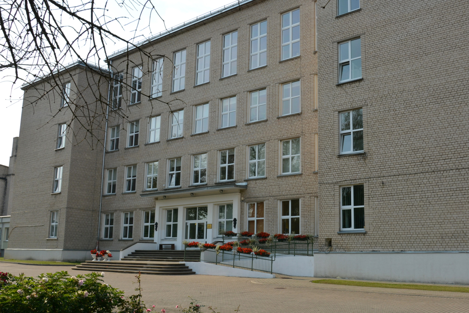 Ugāles vidusskolas ēka