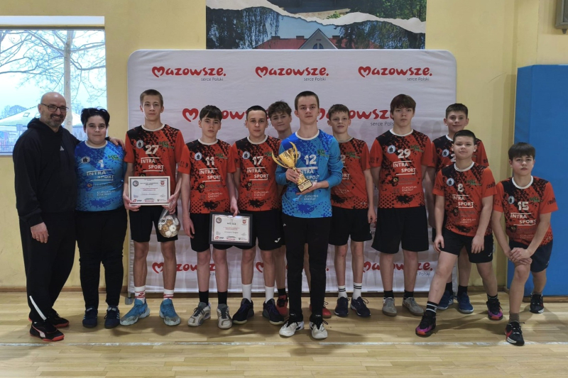 U15 handbolisti un treneris Pēteris