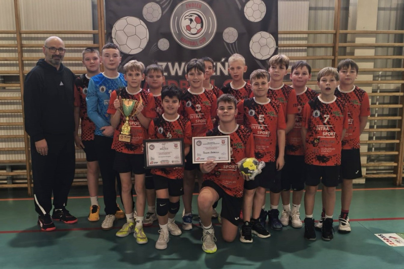 U13 handbolisti un treneris Pēteris