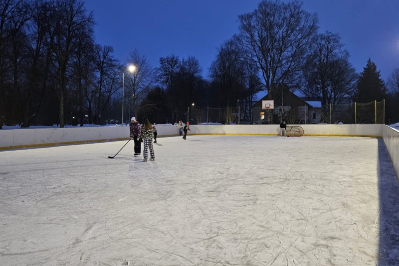 Gan lieli, gan mazi izmanto Piltenes slidotavu izklaidei un sportam