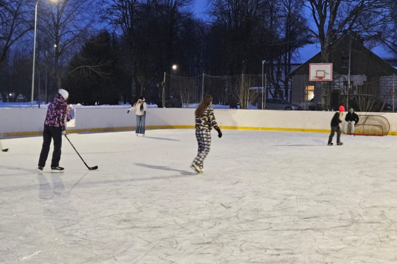 Gan lieli, gan mazi izmanto Piltenes slidotavu izklaidei un sportam